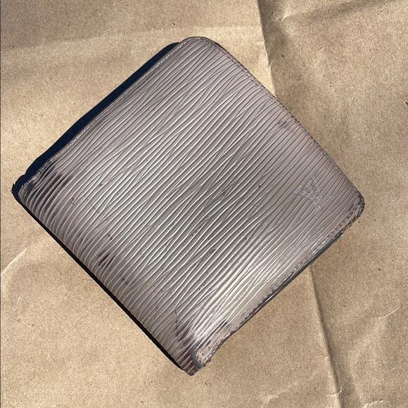 Louis Vuitton Epi Bifold Wallet - Picture 1 of 9